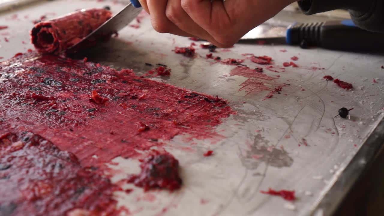 cocina dulce hecho a mano de fresa, arándano, mora, postre de helado enrollado salteado al estilo tailandés en el festival de comida