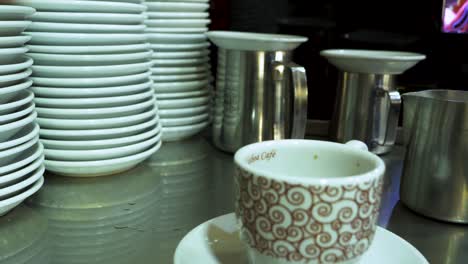 barista añadiendo leche al café en un café ocupado - de cerca
