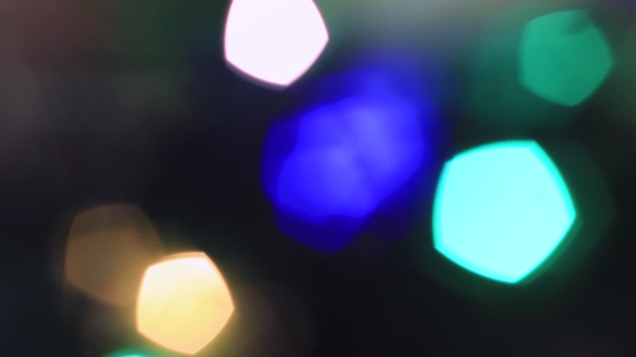 fuera de foco las luces de colores de navidad parpadean.
