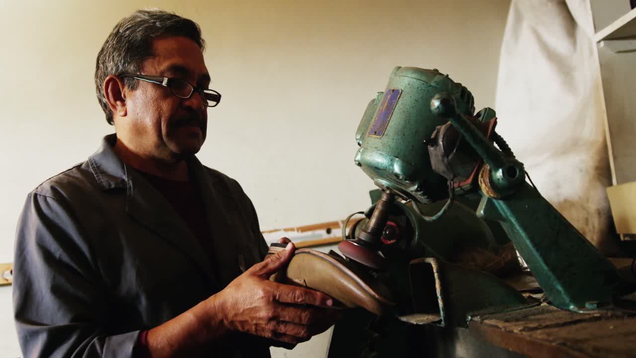 sapateiro polindo um sapato com uma máquina