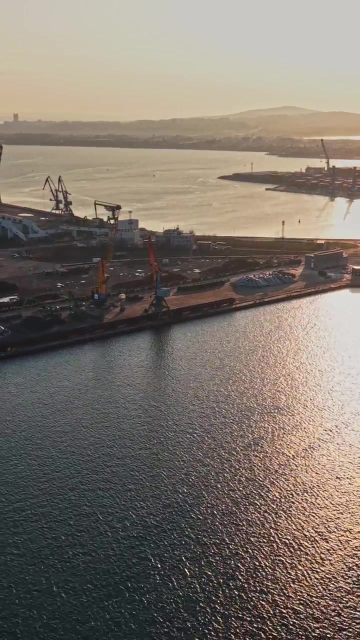 Tanques de combustible e infraestructura portuaria