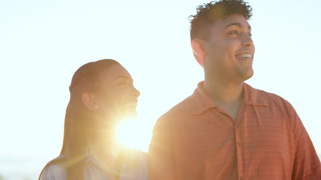 해변, 자연, 미소와 커플 산책