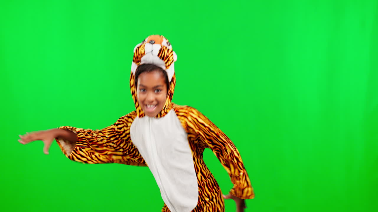 disfraz, baile y cara de una chica en un verde