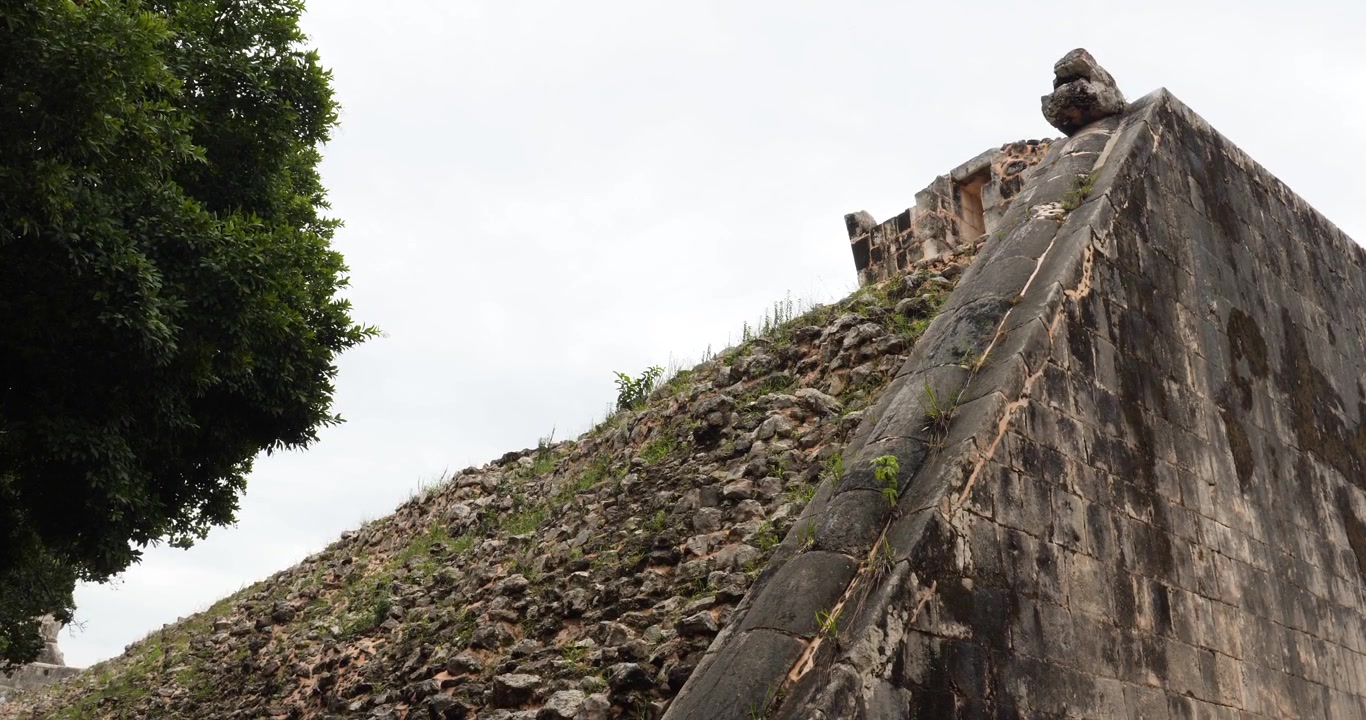 Il retro del muro est del Grande Campo da Gioco a Chichen Itza