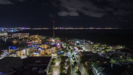 drone forward hyperlapse de la ciudad de cancún por la noche, méxico