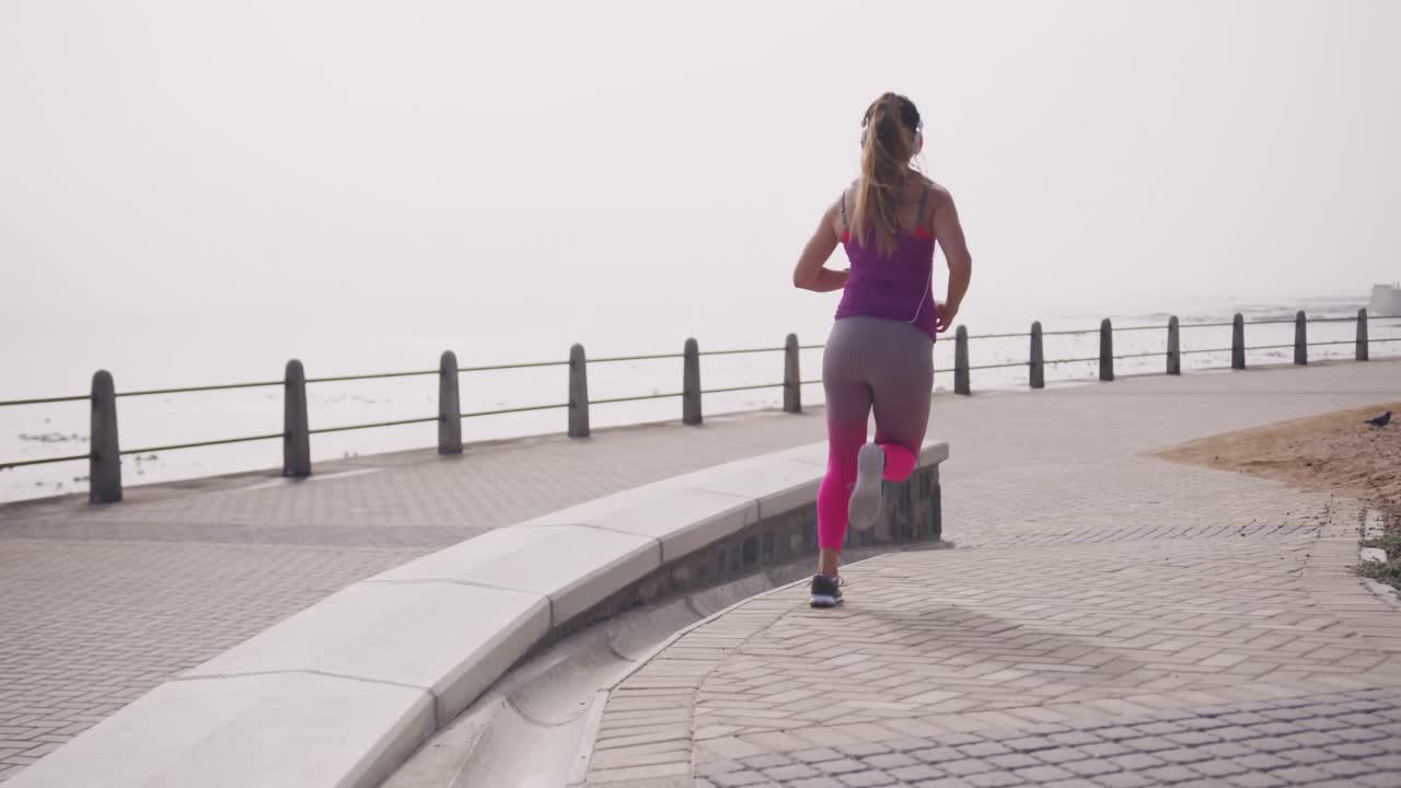 mujer caucásica corriendo en los muelles
