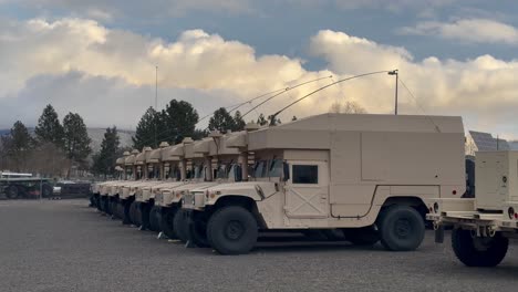 nubes pasando sobre vehículos militares de suministro