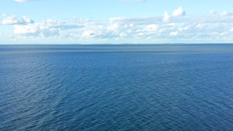 Volando-Sobre-El-Azul-Del-Mar-Báltico