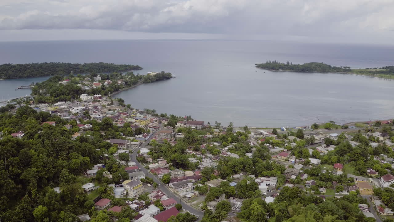 vista aérea de port antonio en jamaica que muestra el puerto este y gira para ver la isla marina y el puerto oeste