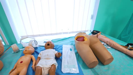 Exhibition of dummies for medical experiences. Room for university students with plastic dolls and patient's parts model.