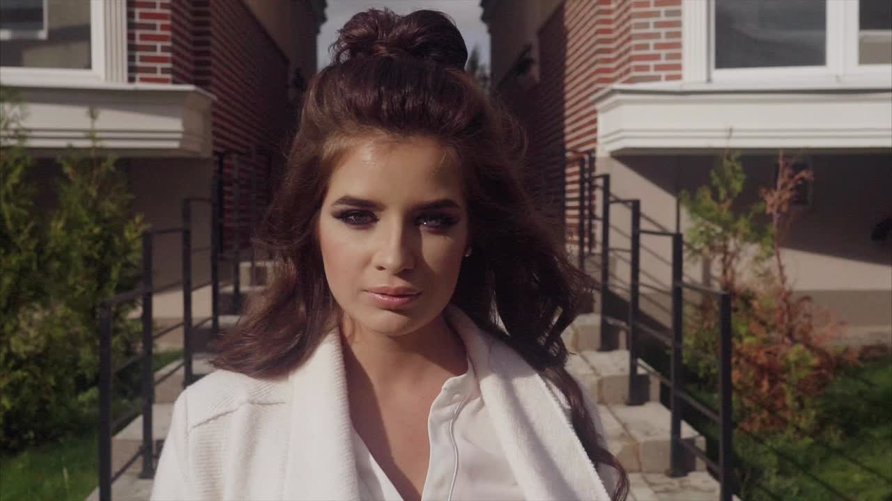 mujer elegante con abrigo blanco