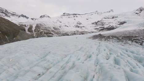 vista panorámica aérea del paisaje sobre grietas de hielo y formaciones en el glaciar virkisjokull cubierto de nieve, islandia