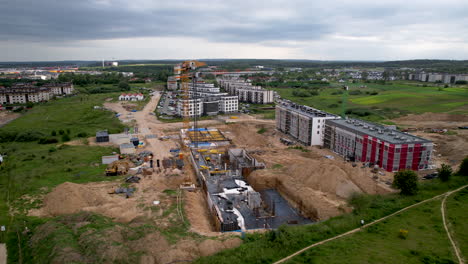 toma aérea de un gran sitio de construcción construido nuevas casas y bloques modernos en polonia