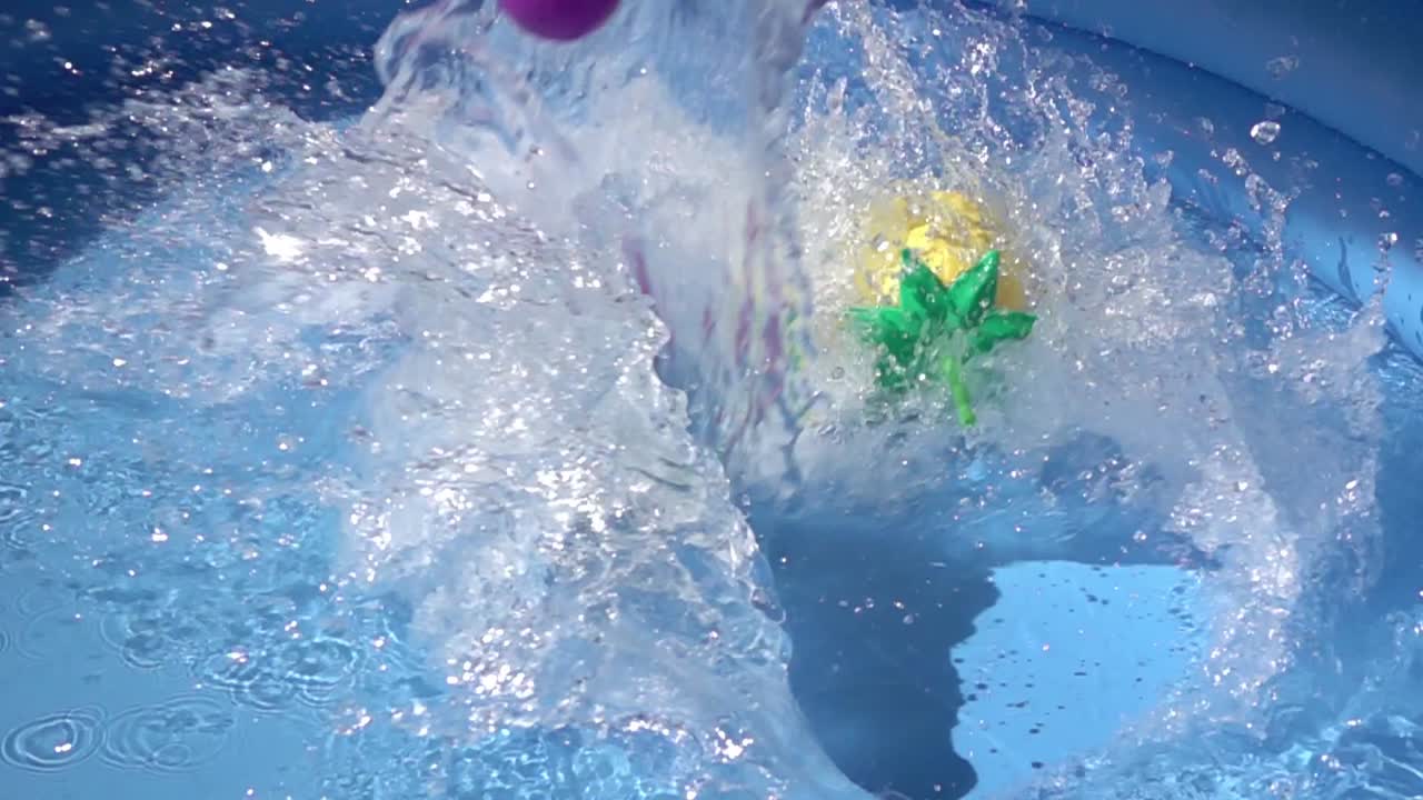 agua y juguetes cayendo sobre una piscina