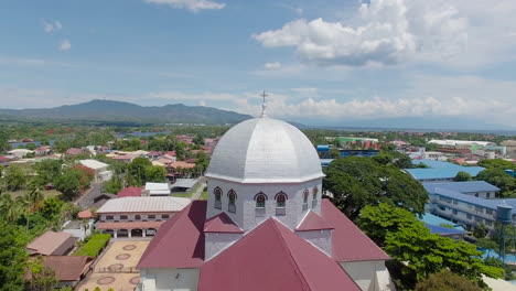 un vuelo de drones cerca de la iglesia basílica con una vista increíble de la ciudad y el paisaje