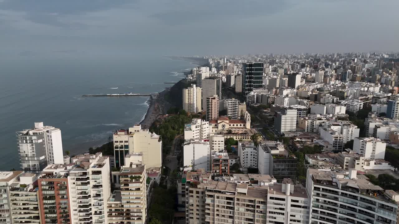 imágenes aéreas de la mañana del horizonte de lima, la capital de perú en américa del sur, miraflores, chorrillos, barranco, malecón y los acantilados de miraflores.