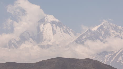 lapso de tiempo de la cadena de montañas anna-purna en nepal como se ve desde el alto mustang