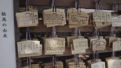 Vista-De-Cerca-De-Las-Tablillas-De-Oración-Votivas-En-El-Santuario-Japonés-Meiji-Jingu