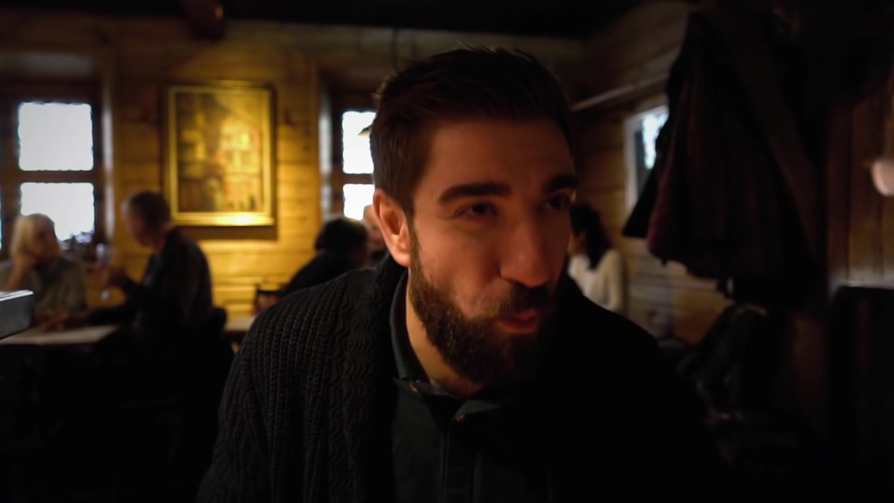 Un giovane gusta un pasto tradizionale tedesco in un ristorante rustico