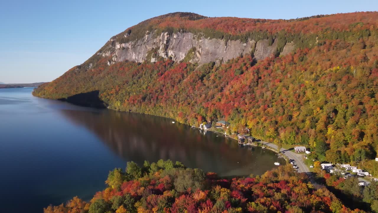 버몬트 주 웨스트모어에 있는 윌러비 주립 숲에서 단풍이 절정에 달하는 동안 호르 산, 피스가 산, 윌러비 호수 주변의 아름다운 공중 드론 영상