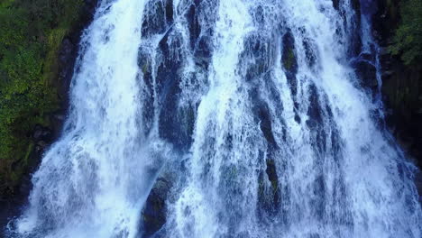 ein genauer blick auf den weißen wasserfall in neuseeland