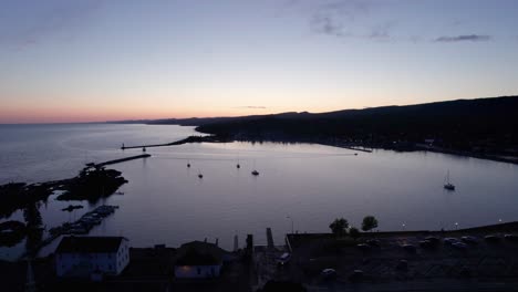 Drohnenaufnahme-Bei-Sonnenuntergang-über-Grand-Marais-Im-Sommer,-Die-Den-Hafen-Zeigt