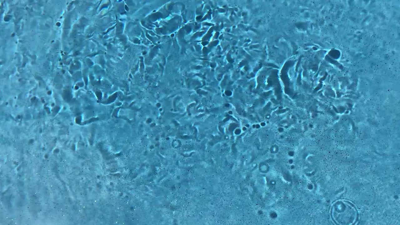las ondas bajo el agua quieta causadas por la bomba de la piscina crean una forma encantadora y fascinante