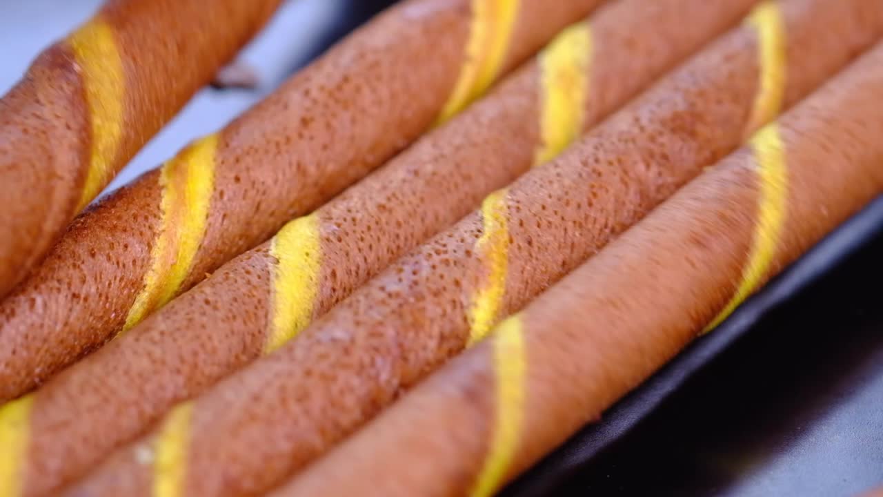 노란색 줄무를 가진 초콜릿 웨이퍼 스틱