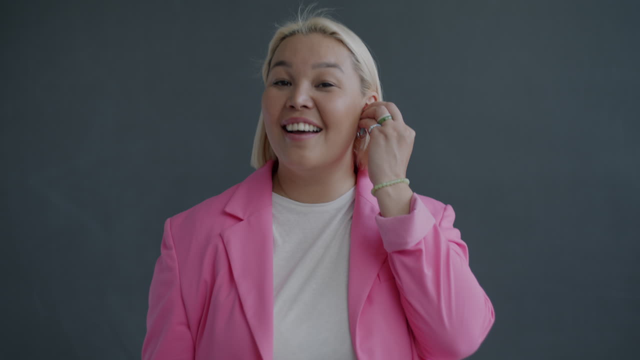 Donna curvy felice in blazer rosa