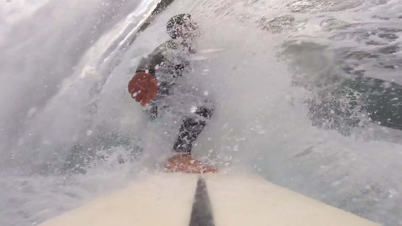 뒷편 기분으로 블루 웨이브를 타는 구피 서퍼가 마지막에 좋은 재진입을 위해 약간의 속도를 내고 있습니다. 신트라 2022