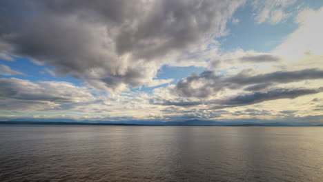 Transbordador-De-Hiperlapso-Que-Pasa-A-Través-De-Islas-Con-Nubes-En-Movimiento