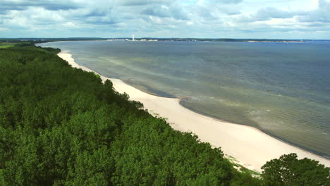 La-Playa-Desierta-Del-Mar-Báltico-Bajo-Un-Cielo-Nublado.