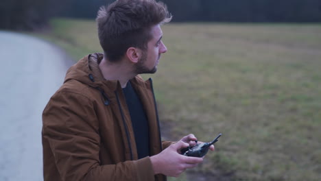 joven volando un dron afuera