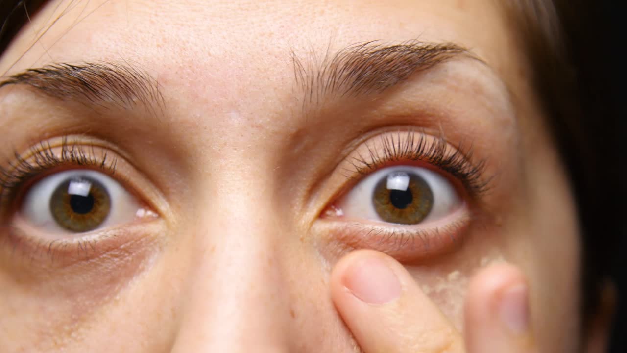 여자는 눈 밑에 컨실러 메이크업을 한다