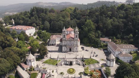 Rotación-De-Arriba-Hacia-Abajo-Sobre-La-Famosa-Iglesia-Bom-Jesus-En-La-Cima-De-Una-Colina-Rodeada-De-Naturaleza