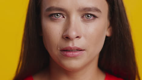 una mujer llorando.