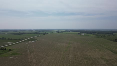 campos agrícolas bajo un cielo nublado - toma aérea de un dron