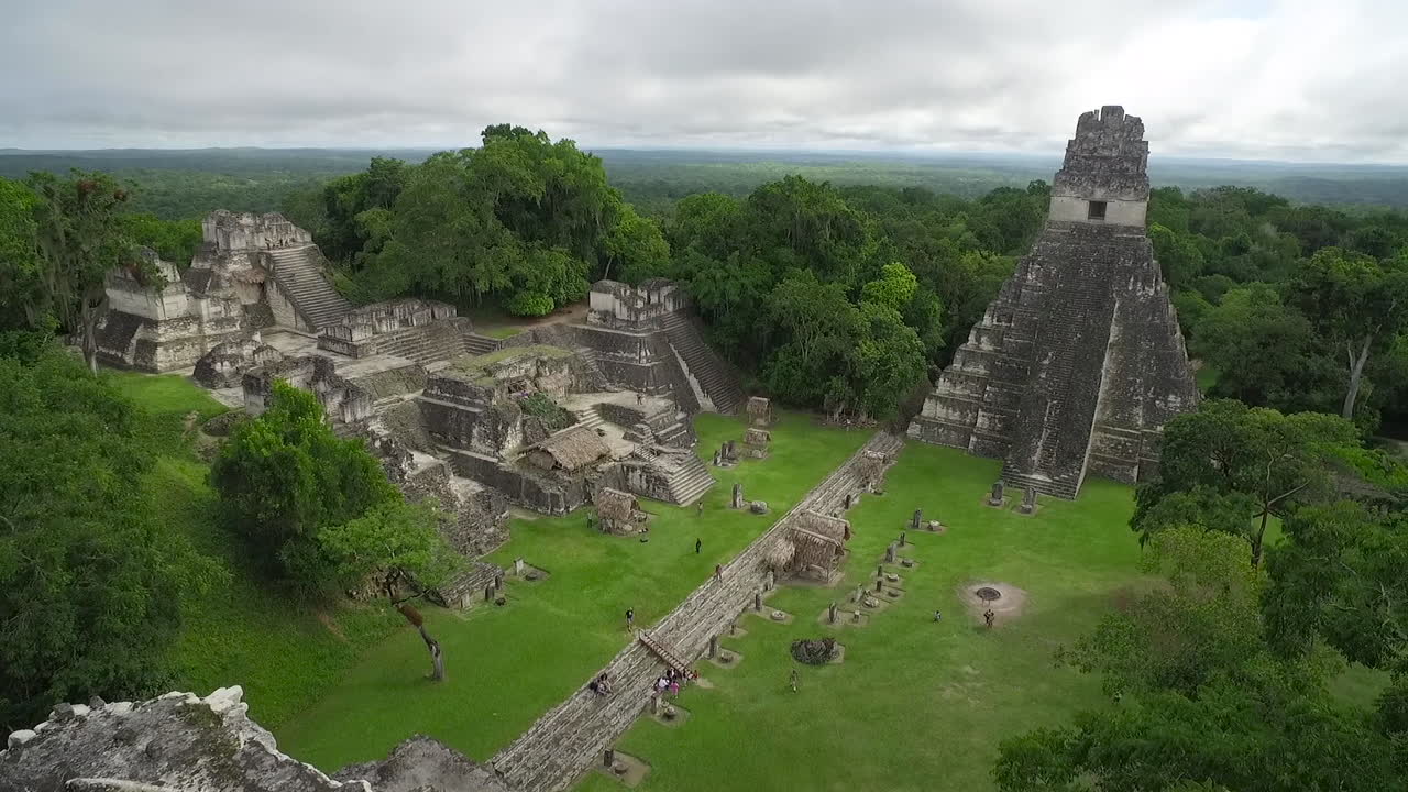 gran toma aerea sobre las piramides de tikal en guatemala 10