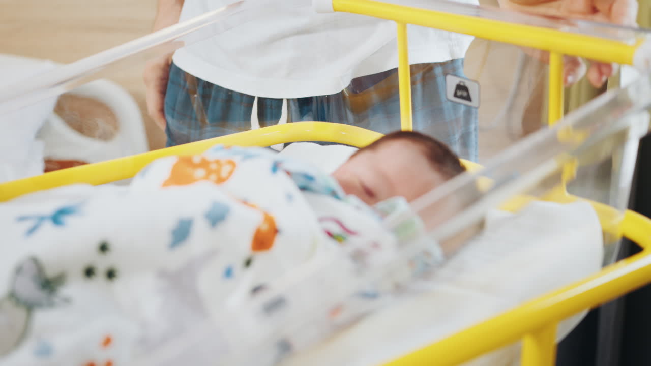 病院のベビーベッドの新生児
