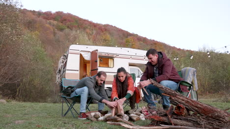 Gruppe-Von-Freunden-Bereitet-Das-Campingfeuer-Vor