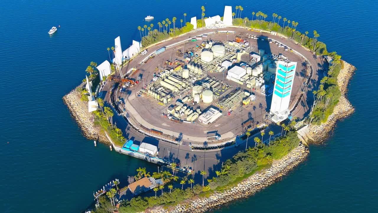 긴 해변 정유 공장 섬 | 공중 선회 샷 | 늦은 오후 조명