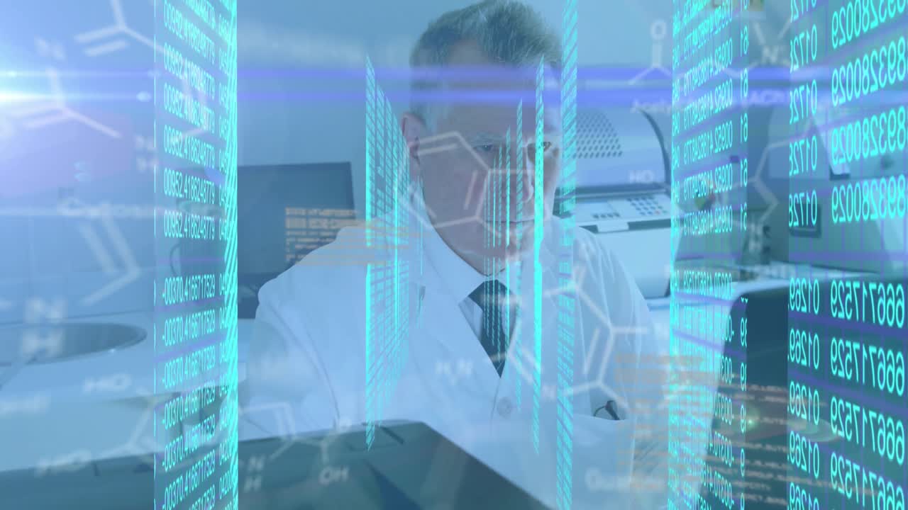 animación del procesamiento de datos científicos sobre un trabajador de laboratorio caucásico de edad avanzada
