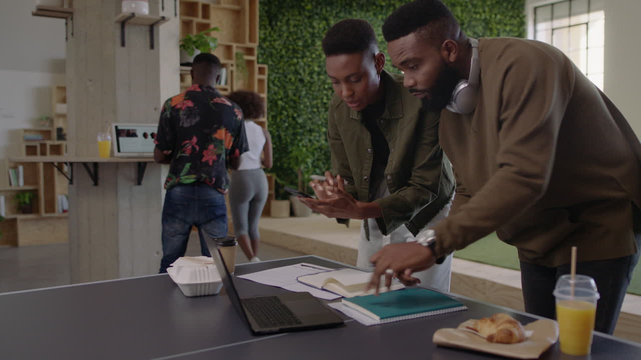 hombres de negocios negros exitosos haciendo lluvia de ideas equipo creativo compartiendo ideas gerente de oficina mujer colaborando con colegas trabajando juntos en un lugar de trabajo de moda