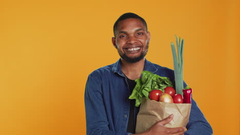 retrato de una persona confiada comprando frutas y verduras recién cosechadas