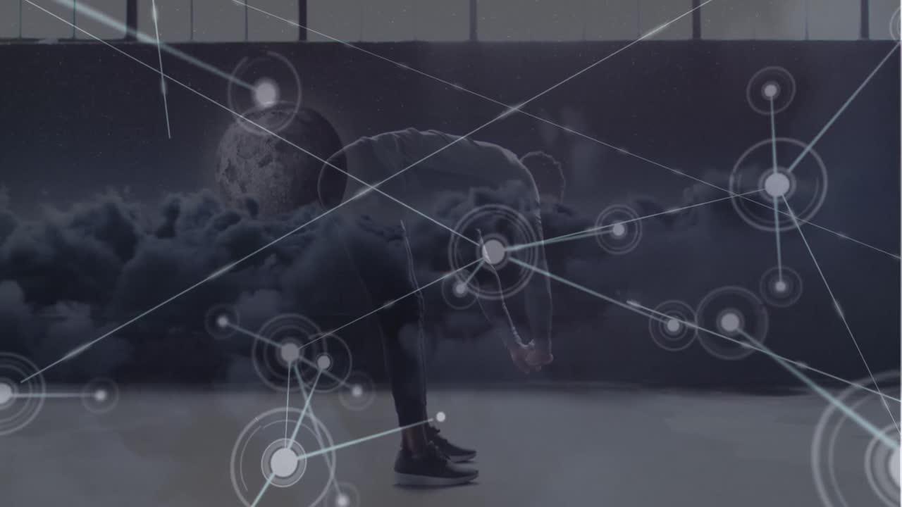 연결 네트워크의 애니메이션과 구름이 어있는 하늘 아프리카계 미국 여성