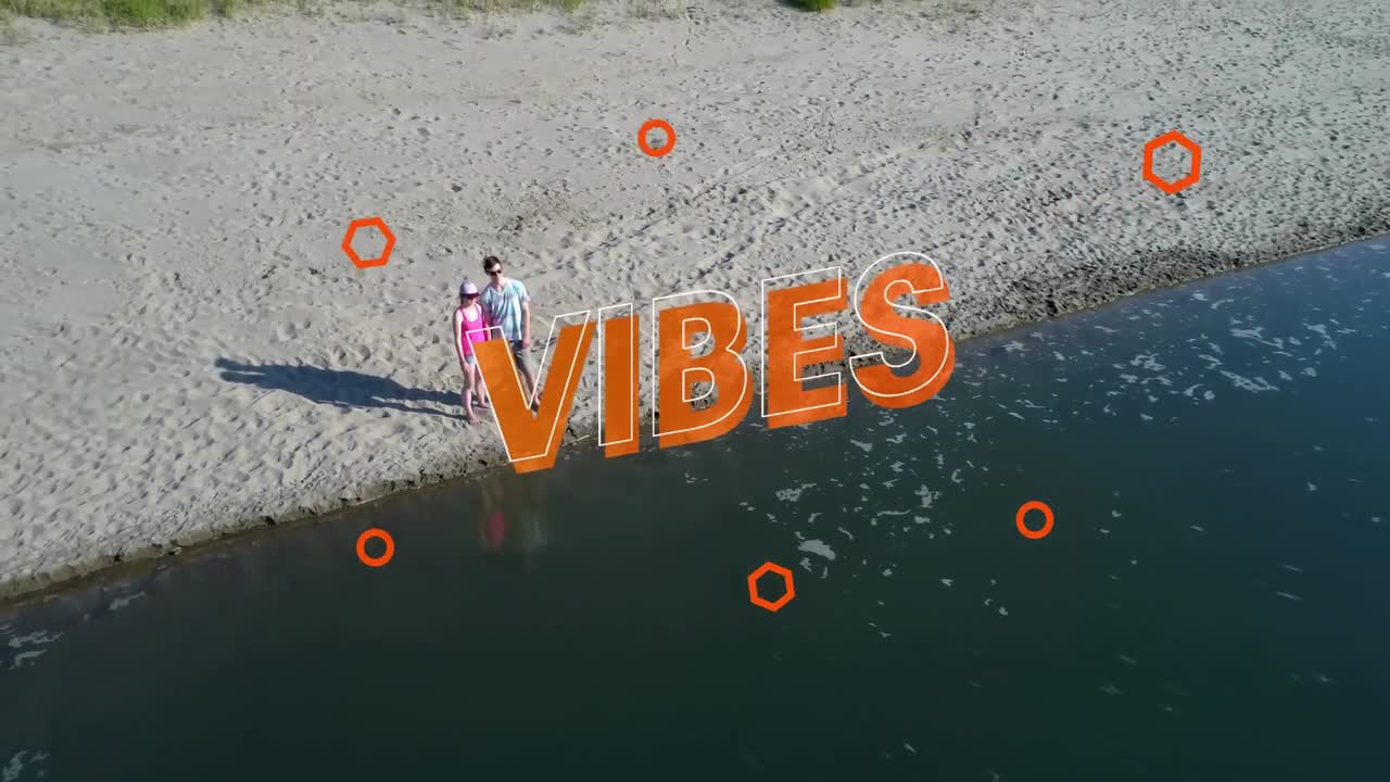 animación de vibraciones texto sobre pareja feliz en la playa