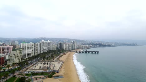 Vista-Aerea-De-Edificios,-Parque-Y-Trafico-En-La-Costanera-De-La-Ciudad-De-Viña-Del-Mar