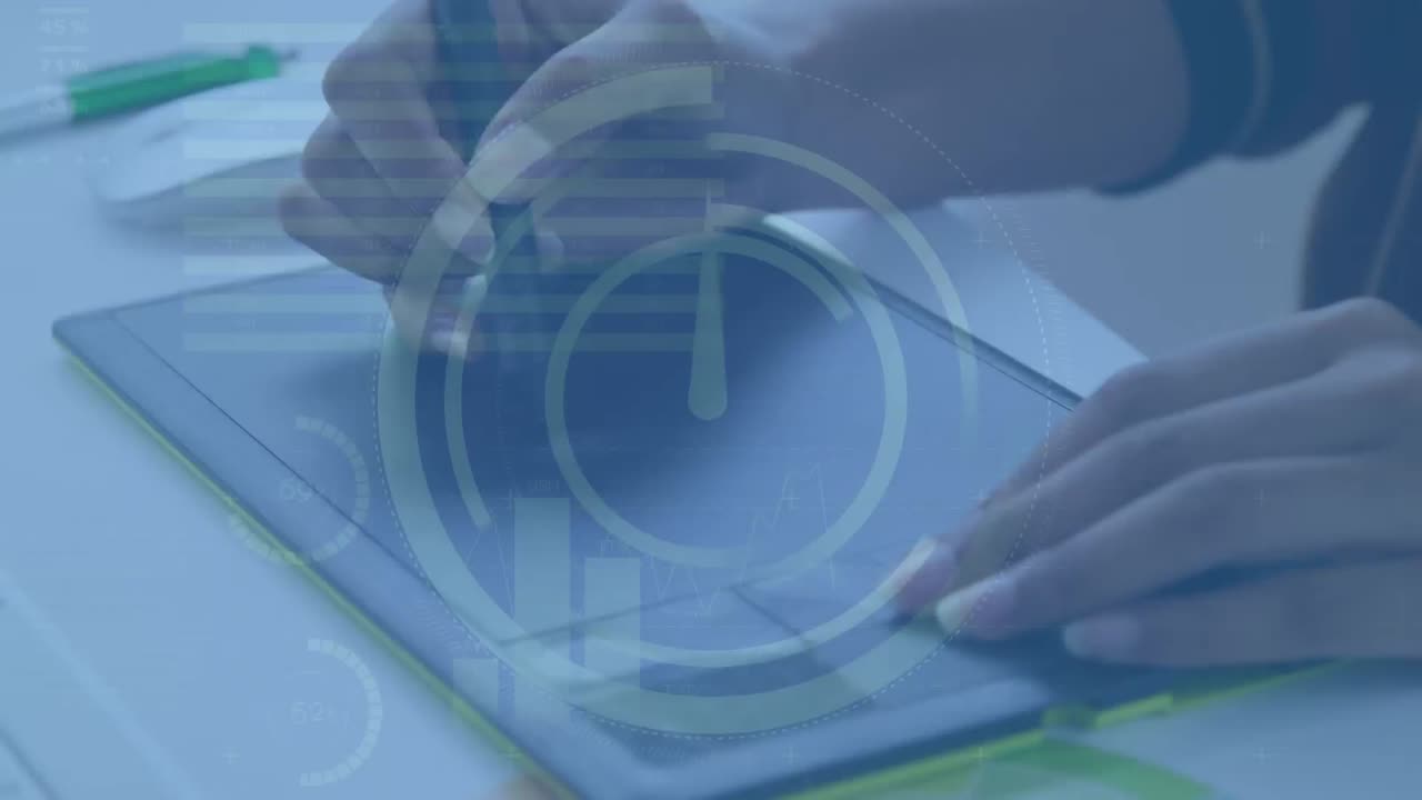 animación del reloj, interfaz infográfica, manos recortadas de una mujer caucásica usando un lápiz en la tableta.