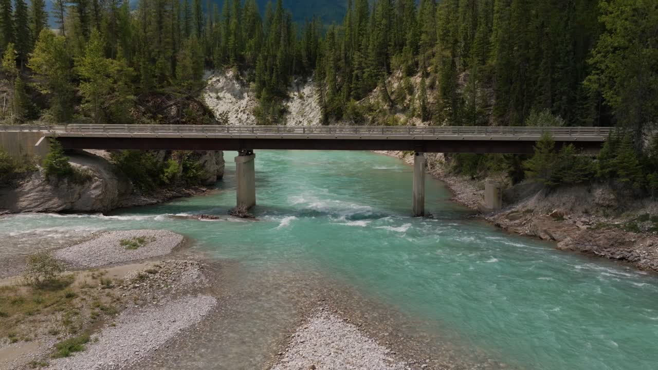 un avión no tripulado se aleja de un puente que cruza el río kootenay en columbia británica, canadá.