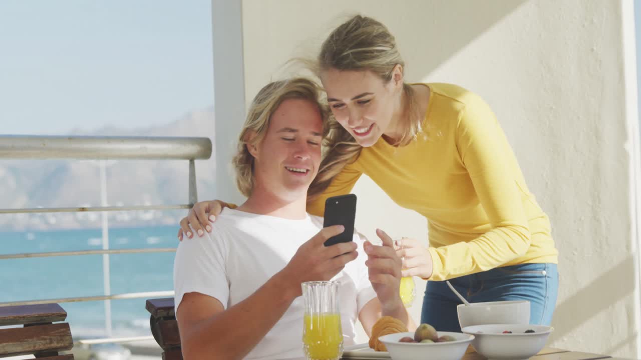 코로나바이러스 코로나19 대유행 기간 동안 집에서 스스로 격리하는 백인 부부